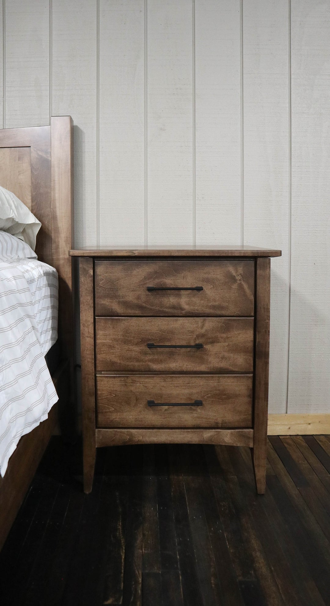 |#315| ASHLAND BED & ATLANTIC DRESSER/NIGHTSTAND SET