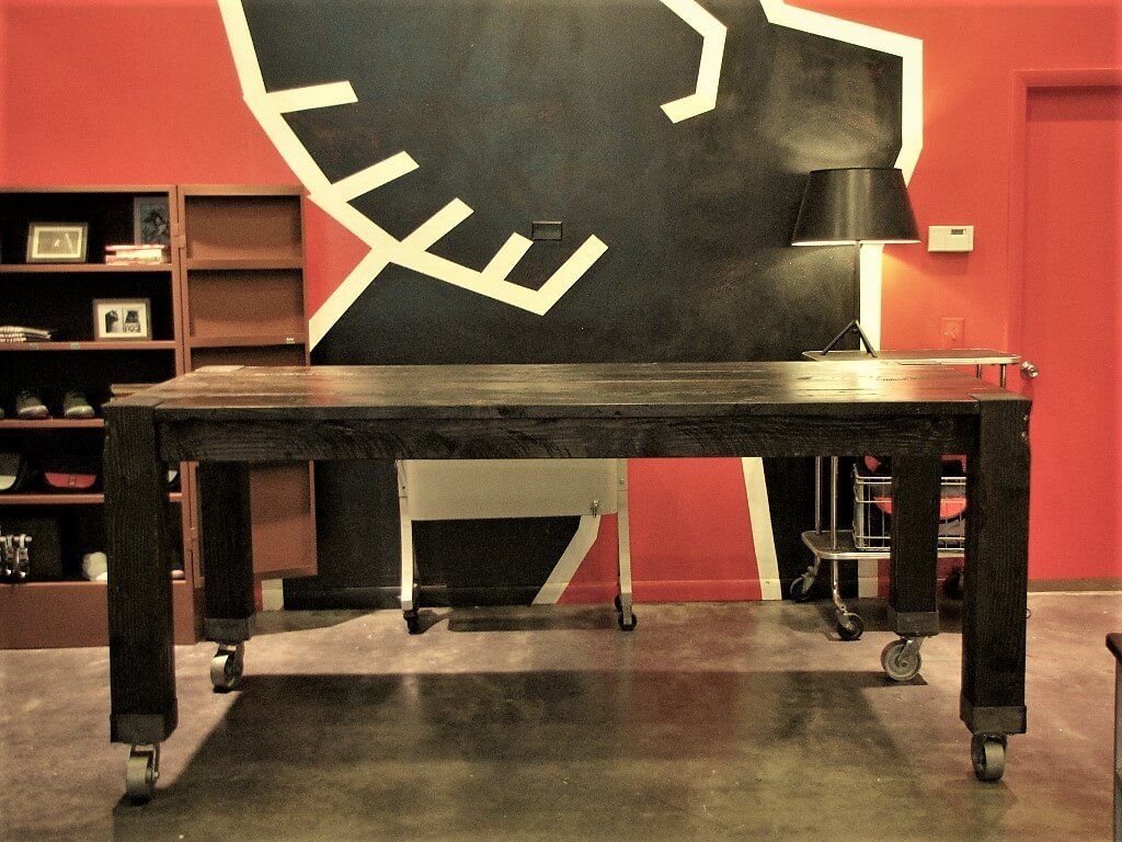 Moveable-Flush-Leg-Table