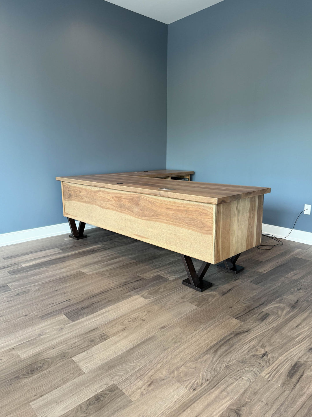 Wheeling 78x96x31 L-Shape Desk Hickory American Antique - Top Ebony - Base Flat