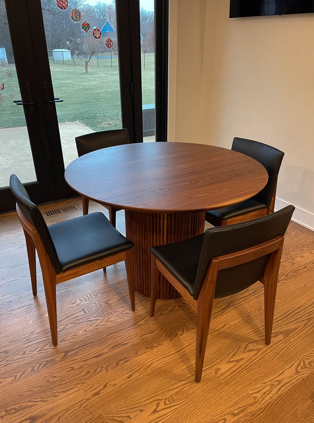 Winfield 44 Reeded Walnut Standard Top Underside Tapered Clean Edge No Distress Natural Flat Tampa Chair Walnut Natural Flat U3-31 Onyx